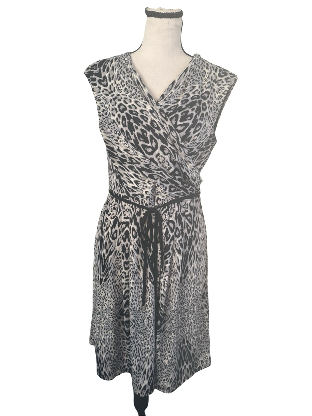 Sandra Darren Animal Print Faux Wrap Dress Size 8 Gray Black Belted Cap Sleeve
